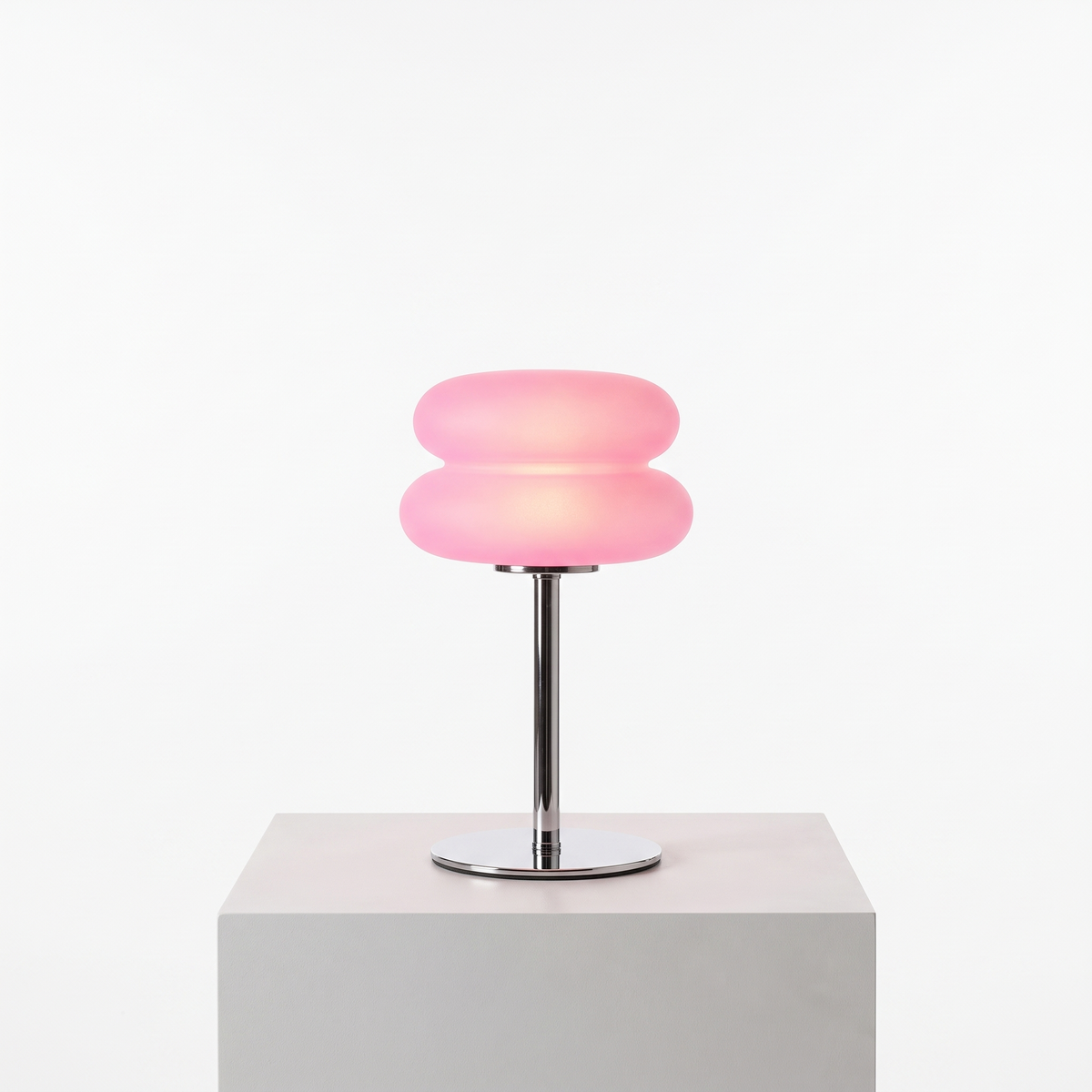 Bauhaus Macaron Table Lamp in Pink on a white display plinth
