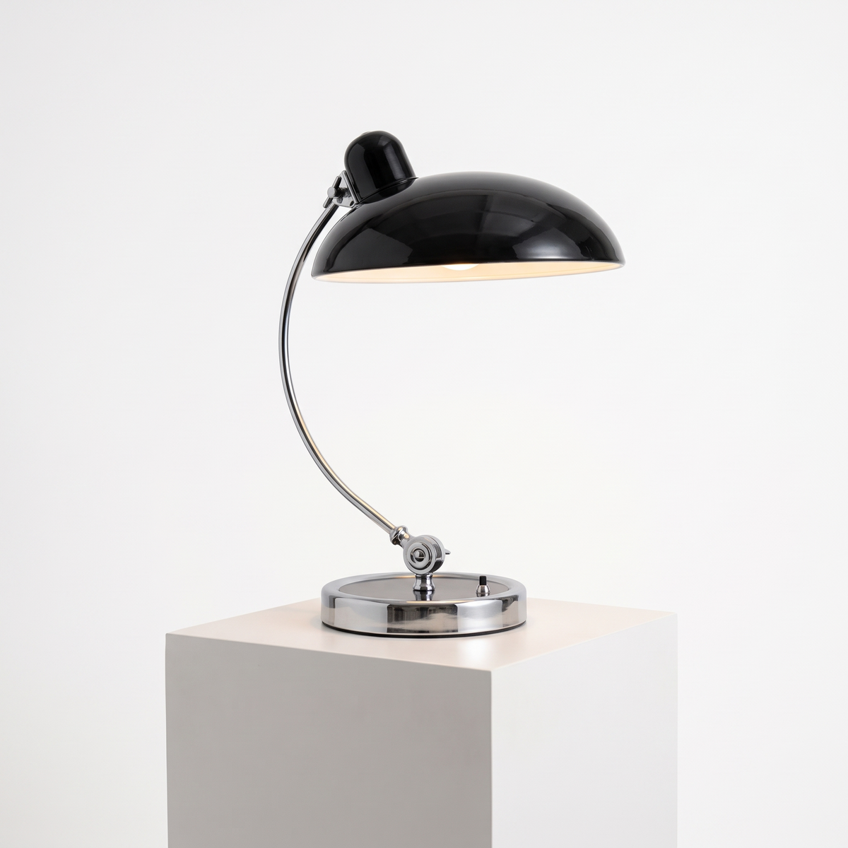 Bauhaus Mushroom Desk Lamp in Black on a white display plinth